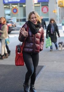 Doudoune bordeaux et sac rouge