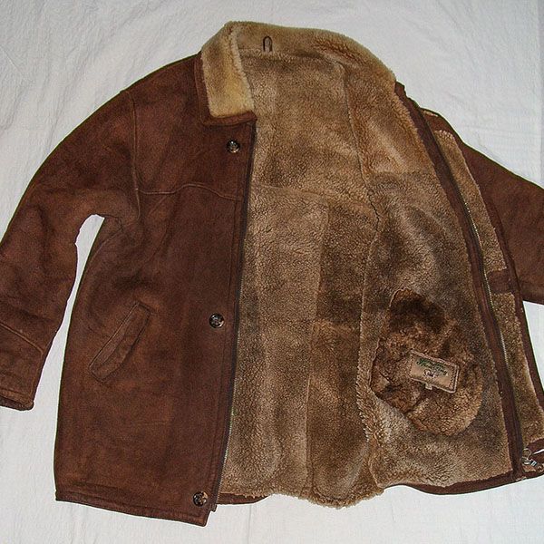 Vecchio cappotto di pelle di pecora