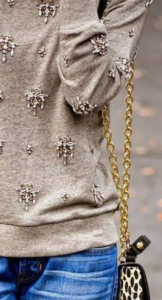 Hiasan sweatshirt dengan rhinestones 