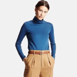 Turtleneck biru dengan seluar kuning air