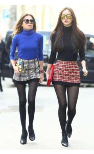 Turtleneck biru dengan skirt kasual