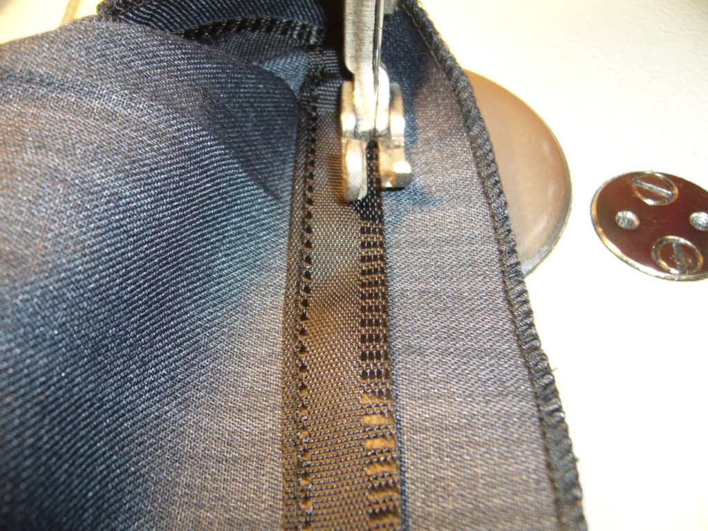 Hem trousers using a machine