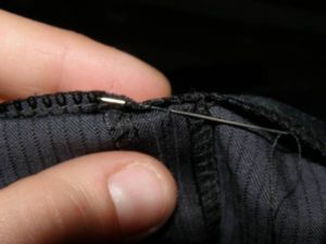 Încheierea pantalonilor manual