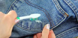 Cómo quitar el chicle de los jeans