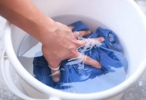 Quitar las manchas de chicle de los pantalones con jabón líquido.