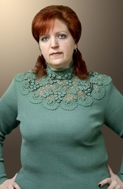 Decorate a turtleneck with lace