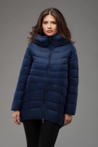 Kurze dunkelblaue Daunenjacke mit schwarzer Hose