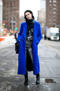 Look avec un long manteau bleu