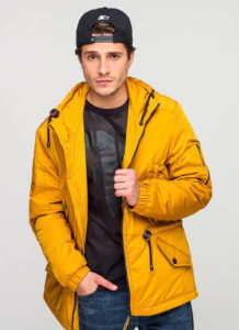 Look avec une veste jaune pour homme