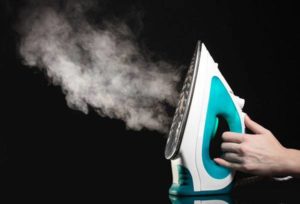 Nettoyer les toiles d'araignées des pantalons à la vapeur