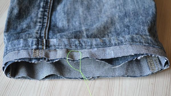 Jeans attillati con orlo