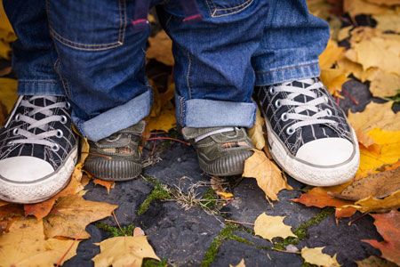 Bottes sur un vélo d'enfant