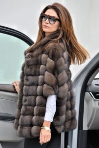 futrzany płaszcz z krótkim rękawem 