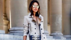 lunettes et trench-coat