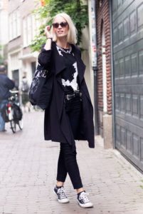 zwarte trenchcoat met sneakers