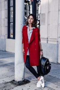 roter Trenchcoat mit Turnschuhen