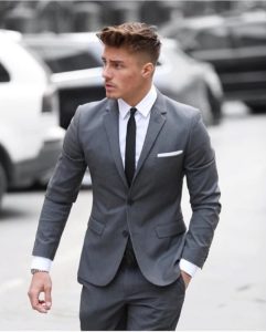 hombre con traje gris