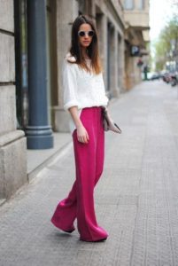 witte blouse en roze broek