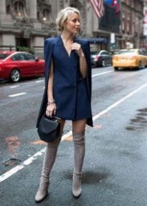 des bottes en velours avec une robe bleue