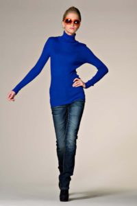 Blauer Rollkragenpullover mit Jeans