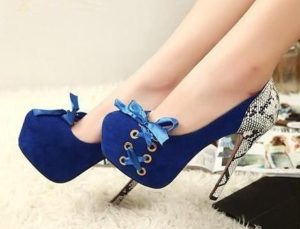 Blaue Schuhe mit Schleifen