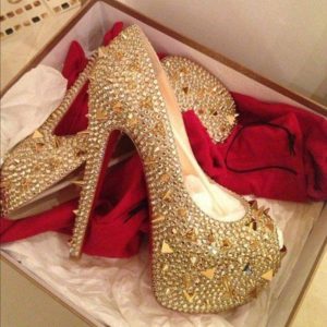 Goldene Schuhe mit Dekor