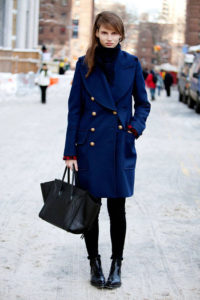 Cappotto blu con borsa nera