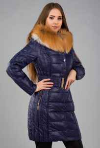 Blaue Daunenjacke mit Kragen unter schwarzer Hose