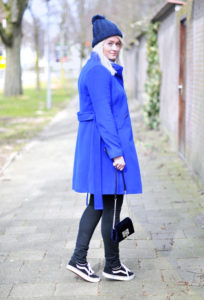 Chapeau bleu assorti au manteau