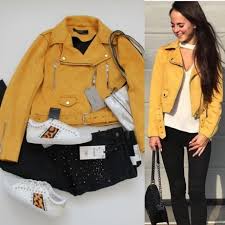 Padankan dengan jaket suede kuning