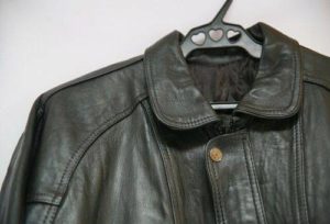 Mga paraan upang mapahina ang isang leather jacket