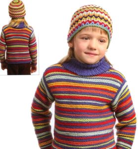 Sweater ng batang lalaki na may maliwanag na guhit