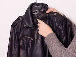 Citruses upang mapahina ang isang leather jacket