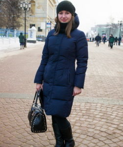 Plumífero azul oscuro con bolso negro.