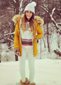 Tenue d'hiver avec une veste jaune