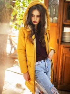 Jaket bawah kuning musim sejuk dan seluar jeans koyak