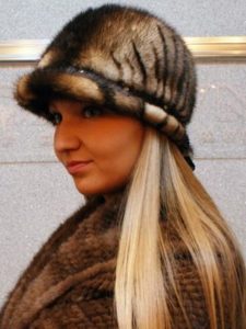 Pels cloche hat under en mink frakke