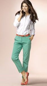 pantalones chinos verdes