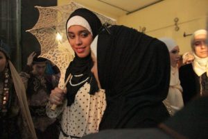 fete în hijab negru