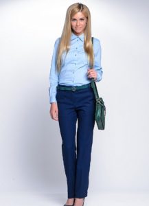 camicia blu con pantaloni blu