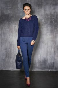 pantaloni blu con maglione scuro