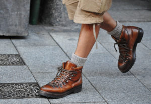 rote Stiefel mit warmen Socken