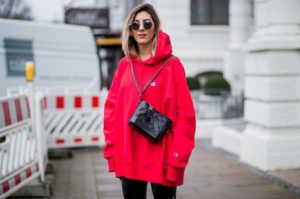 rdeč oversized pulover s kapuco