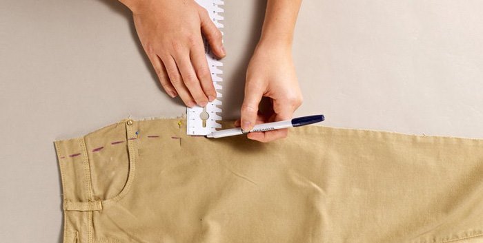 we naaien de broek vanaf de zijkanten