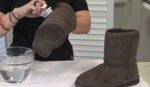 limpando botas Ugg com uma esponja