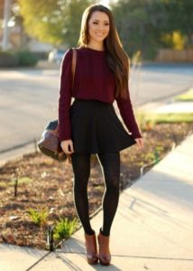 skirt dengan sweater burgundy