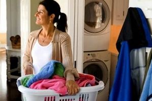 babae na may dalang laundry basket