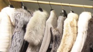 fur coat sa isang hanger