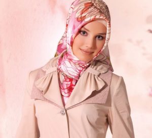 Foulard musulman en forme de V