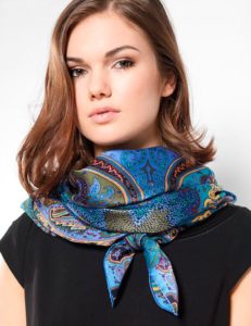 foulard bleu autour du cou